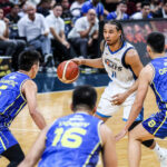 Chris Newsome, do Meralco Bolts, durante um jogo contra o TNT Tropang 5G nas semifinais da PBA Commissioner's Cup de 2026.