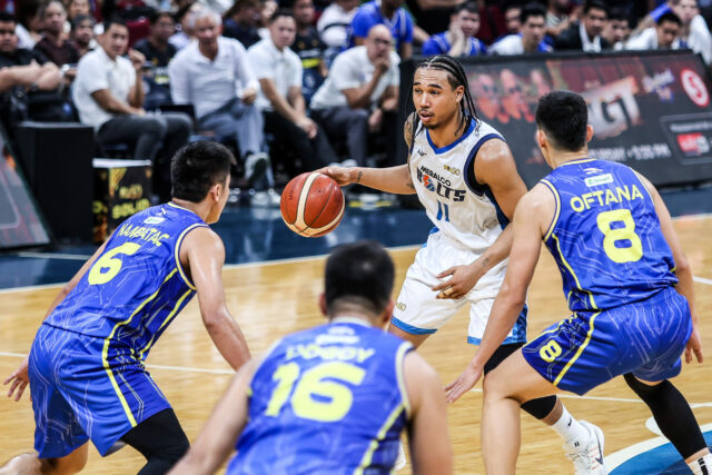 PBA: Meralco empata série de semifinais enquanto TNT perde Bol Chris Newsome, do Meralco Bolts, durante um jogo contra o TNT Tropang 5G nas semifinais da PBA Commissioner's Cup de 2026.