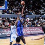 TNT Tropang 5G importou Bol Bol contra Marvin Jones do Meralco Bolts durante o jogo 2 das semifinais da PBA Commissioner's Cup.