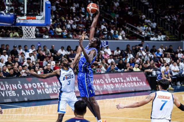 PBA: Meralco envia votos de felicidades ao ferido importador da TNT Tropang 5G importou Bol Bol contra Marvin Jones do Meralco Bolts durante o jogo 2 das semifinais da PBA Commissioner's Cup.