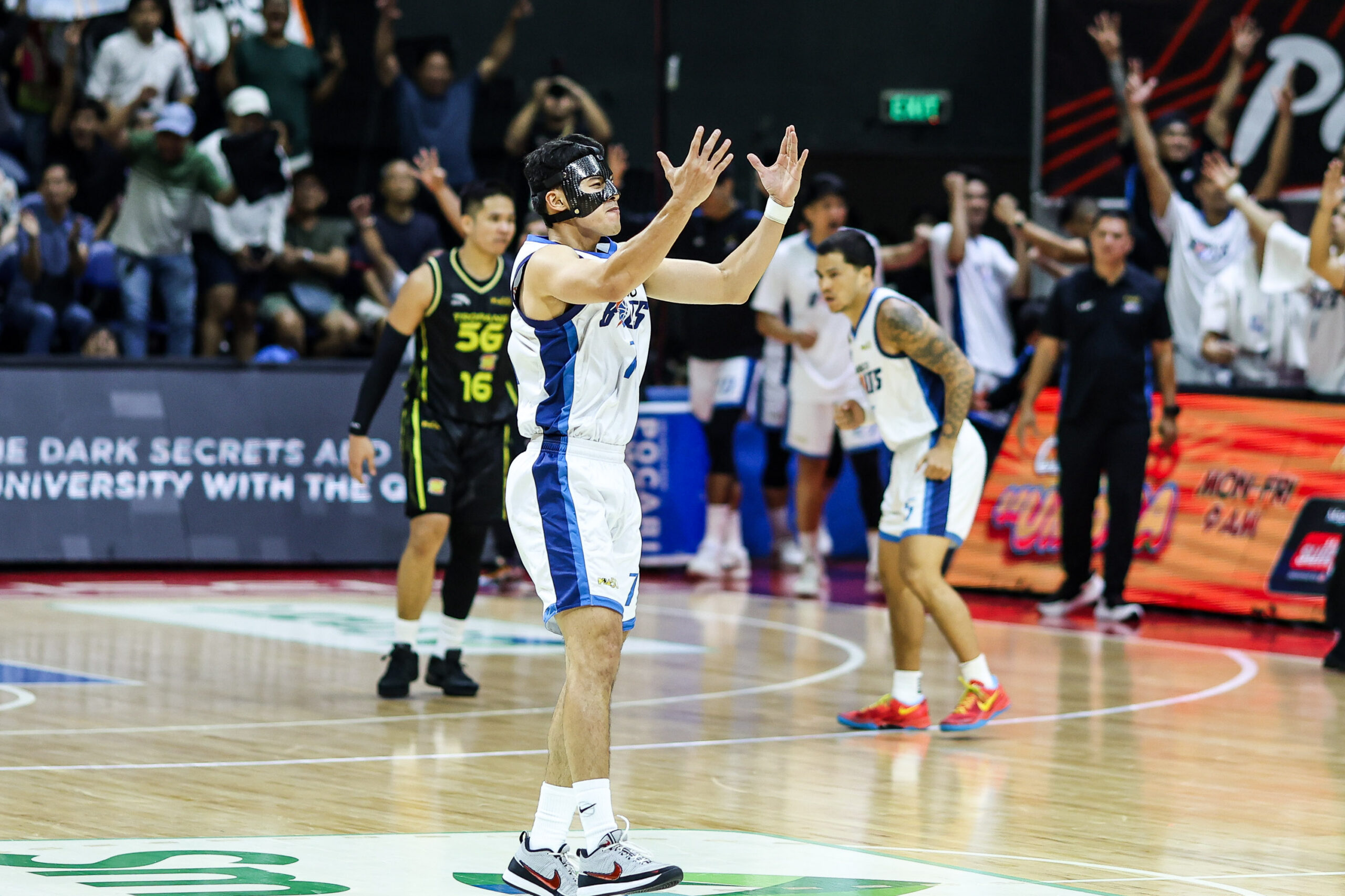 CJ Cansino, do Meralco Bolts, reage após derrubar uma cesta crucial contra o TNT Tropang 5G no jogo 4 das semifinais da PBA Commissioner's Cup de 2026.