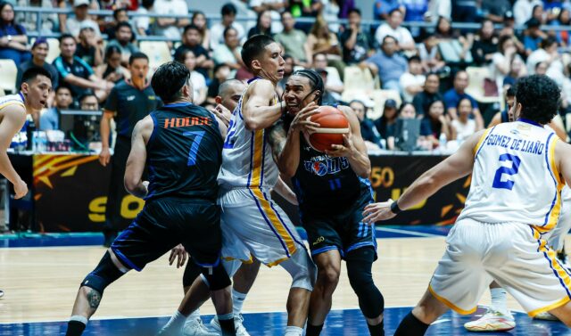 Chris Newsome, do Meralco Bolts, durante um jogo contra Magnolia Hotshots nas quartas de final da PBA Commissioner's Cup de 2026.