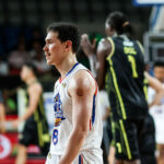Robert Bolick, do NLEX Road Warriors, durante um jogo contra TNT Tropang 5G nas quartas de final da PBA Commissioner's Cup de 2026.