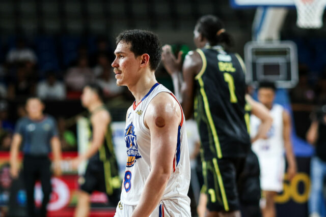 Robert Bolick, do NLEX Road Warriors, durante um jogo contra TNT Tropang 5G nas quartas de final da PBA Commissioner's Cup de 2026.