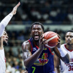 Faça chuva ou faça sol Jaylen Johson do Elasto Painters durante um jogo contra Barangay Ginebra Gin Kings nas semifinais da PBA Commissioner's Cup de 2026.