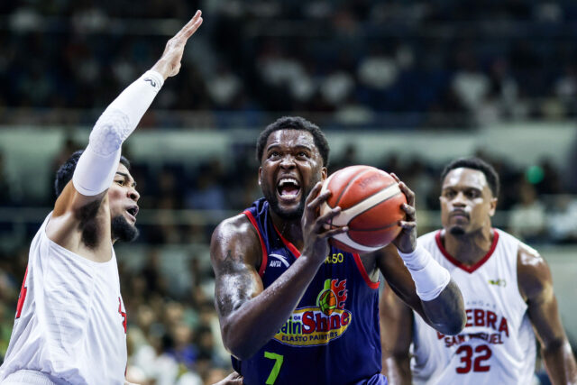 PBA: Rain or Shine derrota Ginebra e empata nas semifinais Faça chuva ou faça sol Jaylen Johson do Elasto Painters durante um jogo contra Barangay Ginebra Gin Kings nas semifinais da PBA Commissioner's Cup de 2026.