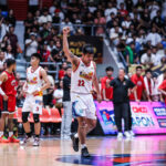 Faça chuva ou faça sol Jhonard Clarito, do Elasto Painters, durante um jogo contra Barangay Ginebra Gin Kings nas semifinais da PBA Commissioner's Cup de 2026.