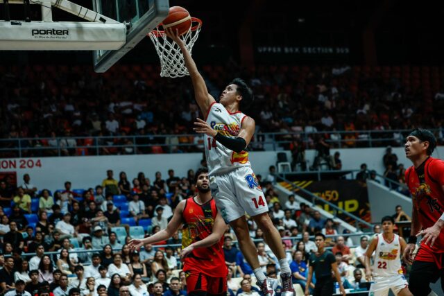 PBA: Rain or Shine vence San Miguel e avança para Faça chuva ou faça sol Andrei Caracut, do Elasto Painters, durante um jogo contra San Miguel Beermen nas quartas de final da PBA Commissioner's Cup de 2026.
