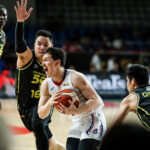 Robert Bolick, do NLEX Road Warriors, protegido por Roger Pogoy, da TNT Tropang 5G, durante um jogo nas quartas de final da PBA Commissioner's Cup de 2026.
