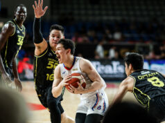 PBA: Roger Pogoy abraça o desafio de prender Robert Bolick Robert Bolick, do NLEX Road Warriors, protegido por Roger Pogoy, da TNT Tropang 5G, durante um jogo nas quartas de final da PBA Commissioner's Cup de 2026.