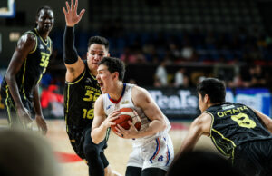 PBA: Roger Pogoy abraça o desafio de prender Robert Bolick Robert Bolick, do NLEX Road Warriors, protegido por Roger Pogoy, da TNT Tropang 5G, durante um jogo nas quartas de final da PBA Commissioner's Cup de 2026.