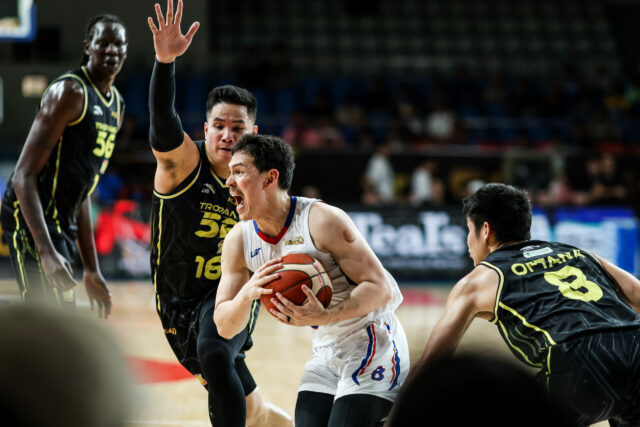 PBA: Roger Pogoy abraça o desafio de prender Robert Bolick Robert Bolick, do NLEX Road Warriors, protegido por Roger Pogoy, da TNT Tropang 5G, durante um jogo nas quartas de final da PBA Commissioner's Cup de 2026.