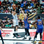 Roger Pogoy, da TNT Tropang 5G, durante um jogo contra NLEX Road Warriors nas quartas de final da PBA Commissioner's Cup de 2026.
