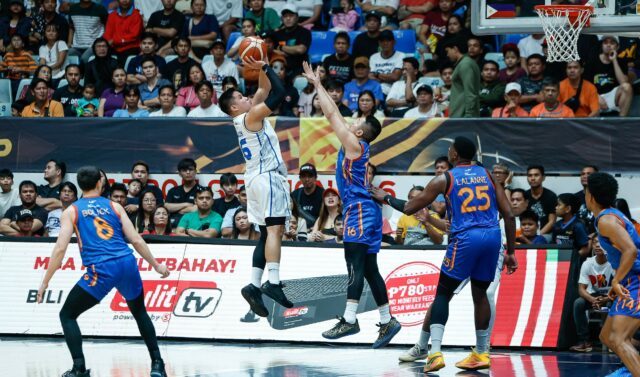 PBA: Roger Pogoy e moradores da TNT atendem ao chamado Roger Pogoy, da TNT Tropang 5G, durante um jogo contra NLEX Road Warriors nas quartas de final da PBA Commissioner's Cup de 2026.