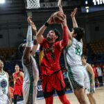 June Mar Fajardo, do San Miguel Beermen, durante um jogo contra o Terrafirma Dyip na PBA Commissioner's Cup de 2026.