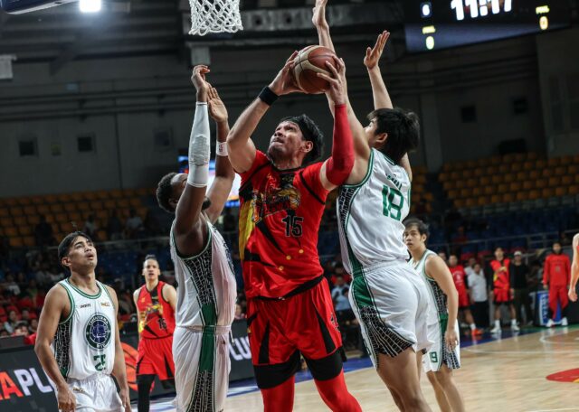 June Mar Fajardo, do San Miguel Beermen, durante um jogo contra o Terrafirma Dyip na PBA Commissioner's Cup de 2026.