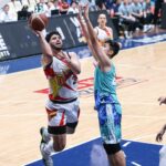 Bennie Boatwright, do San Miguel Beermen, durante um jogo contra o Phoenix Fuel Masters na PBA Commissioner's Cup de 2026.