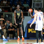 Bol Bol do TNT Tropang 5G durante um jogo contra o NLEX Road Warriors nas quartas de final da PBA Commissioner's Cup de 2026.