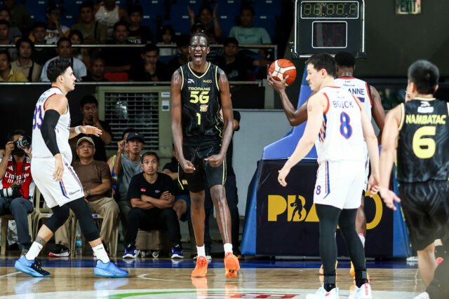 Bol Bol do TNT Tropang 5G durante um jogo contra o NLEX Road Warriors nas quartas de final da PBA Commissioner's Cup de 2026.