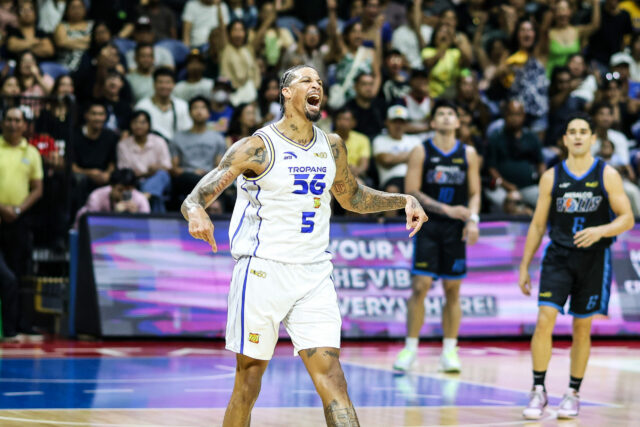 Chris McCullough, da TNT Tropang 5G, durante um jogo contra Meralco Bolts nas semifinais da PBA Commissioner's Cup de 2026.
