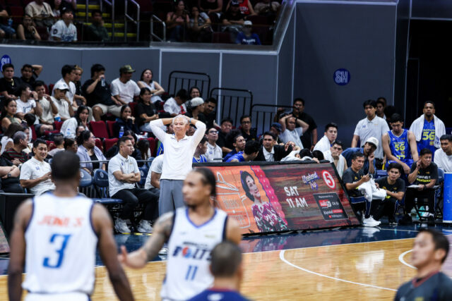 PBA: TNT vê Marquese Chriss e Darius Days como substitutos O técnico do TNT Tropang 5G, Chot Reyes, durante um jogo contra Meralco Bolts nas semifinais da PBA Commissioner's Cup de 2026.