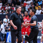 Tim Cone, do Barangay Ginebra Gin Kings, reage durante um jogo contra Rain or Shine Elasto Painters na PBA Commissioner's Cup de 2026.