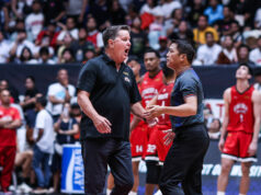 PBA: Tim Cone lamenta a falta de ‘disciplina’ de Ginebra na derrota no jogo 1 Tim Cone, do Barangay Ginebra Gin Kings, reage durante um jogo contra Rain or Shine Elasto Painters na PBA Commissioner's Cup de 2026.
