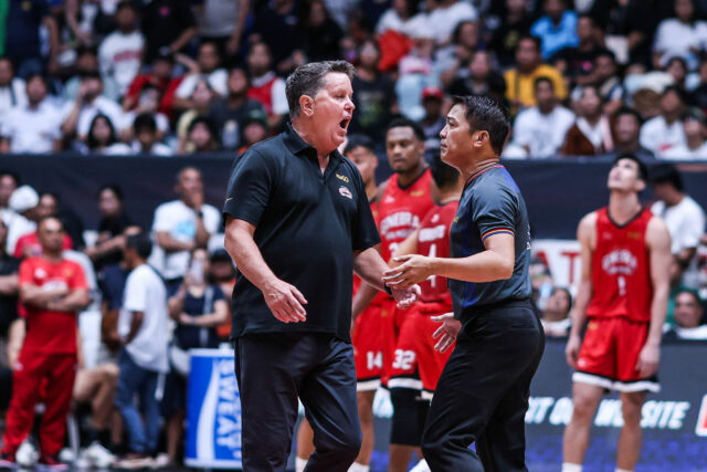 PBA: Tim Cone lamenta a falta de 'disciplina' de Ginebra Tim Cone, do Barangay Ginebra Gin Kings, reage durante um jogo contra Rain or Shine Elasto Painters na PBA Commissioner's Cup de 2026.