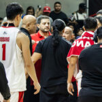 O governador da equipe Barangay Ginebra, Alfrancis Chua, e o técnico do Rain or Shine Elasto Painters, Yeng Guiao, trocam palavras no final do jogo 4 das semifinais da PBA Commissioner's Cup de 2026.