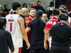 PBA: Yeng Guiao chama Alfrancis Chua após discussão acalorada O governador da equipe Barangay Ginebra, Alfrancis Chua, e o técnico do Rain or Shine Elasto Painters, Yeng Guiao, trocam palavras no final do jogo 4 das semifinais da PBA Commissioner's Cup de 2026.