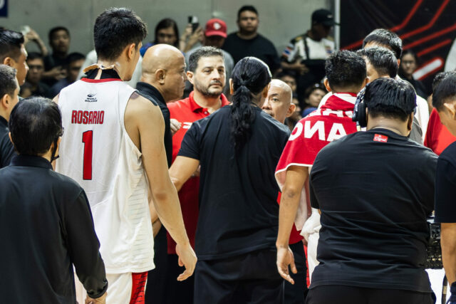 PBA: Yeng Guiao chama Alfrancis Chua após discussão acalorada O governador da equipe Barangay Ginebra, Alfrancis Chua, e o técnico do Rain or Shine Elasto Painters, Yeng Guiao, trocam palavras no final do jogo 4 das semifinais da PBA Commissioner's Cup de 2026.