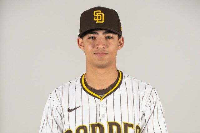 Humberto Cruz nº 16 do San Diego Padres posa para uma foto no San Diego Padres Minor League Photo Day no Peoria Sports Compliex em 5 de março de 2025 em Peoria, Arizona. 