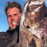 Um homem de 30 anos está em estado crítico após um suposto ataque de tubarão branco na ilha Rottnest, perto de Perth. Um porta-voz da ambulância de St John WA disse que os serviços de emergência foram chamados ao local perto de Geordie Bay às 10h (horário local) de hoje.