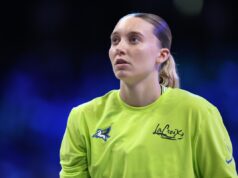 Paige Bueckers indignada após receber falta técnica por aplausos ARLINGTON, TEXAS - MAY 18: Paige Bueckers #5 of the Dallas Wings looks on prior to the game against the Washington Mystics at College Park Center on May 18, 2026 in Arlington, Texas.(Photo by Sam Hodde/Getty Images)