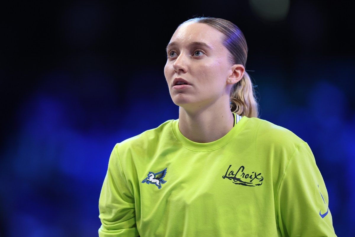 Paige Bueckers indignada após receber falta técnica por aplausos