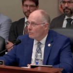 O presidente do Comitê Seleto da Câmara sobre a China, John Moolenaar, fala durante uma audiência no Capitólio sobre redes fraudulentas de jogos de azar ilegais no Sudeste Asiático visando americanos.