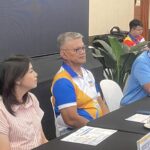 O subsecretário do Departamento de Educação, Malcolm Garma, responde a perguntas de trabalhadores da mídia durante a coletiva de imprensa sobre Palarong Pambansa 2026 no sábado. Juntaram-se a ele o governador de Agusan del Sur, Santiago Cane, Jr. e a vice-governadora Patricia Anne Plaza.