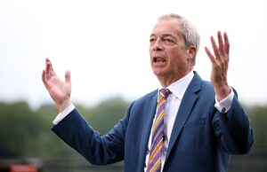 Para o bem da nação, os conservadores e os reformistas devem trabalhar juntos para parar esta coalizão excêntrica da esquerda: STEPHEN GLOVER O partido Reform UK de Nigel Farage (na foto) conquistou mais de 1.450 assentos no conselho nas eleições locais desta semana