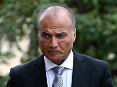 Parceiro do ex-premiê proibido de contato em caso de estupro O Dr. Reza Adib foi acusado de três acusações de violação, duas acusações de privação de liberdade e uma acusação de agressão sexual.