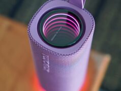 Parece que há um portal dentro do alto-falante Bluetooth Xiaomi Sound Play A frente do alto-falante Xiaomi Sound Play