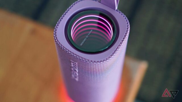 Parece que há um portal dentro do alto-falante Bluetooth Xiaomi A frente do alto-falante Xiaomi Sound Play
