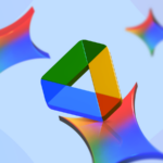 Uma pasta amarela do Google Drive com documentos voando, cercada por ícones coloridos do Gemini.