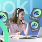 A interface NotebookLM em um MacBook, com elementos flutuantes que mostram notas, resumos e recursos de visão geral de áudio, em um espaço de trabalho moderno.