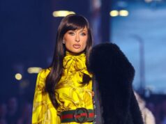 Paris Hilton parece irreconhecível com franja morena na passarela da Gucci Paris Hilton carrega os dois filhos durante sua estreia no tapete vermelho