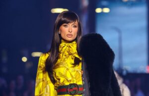 Paris Hilton parece irreconhecível com franja morena na passarela da Gucci Paris Hilton carrega os dois filhos durante sua estreia no tapete vermelho