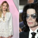 Paris Jackson usando um vestido branco bordado com franjas e segurando uma bolsa estampada colorida.