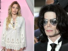 Paris Jackson obtém vitória legal de US$ 625 mil contra advogados e ganha mais controle sobre os bens da família Paris Jackson usando um vestido branco bordado com franjas e segurando uma bolsa estampada colorida.