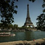 Parisienses desafiam proibição de nadar para se refrescarem enquanto calor recorde atinge a Europa