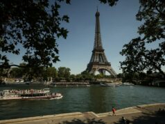 Parisienses desafiam proibição de nadar para se refrescarem enquanto calor recorde atinge a Europa Parisienses desafiam proibição de nadar para se refrescarem enquanto calor recorde atinge a Europa