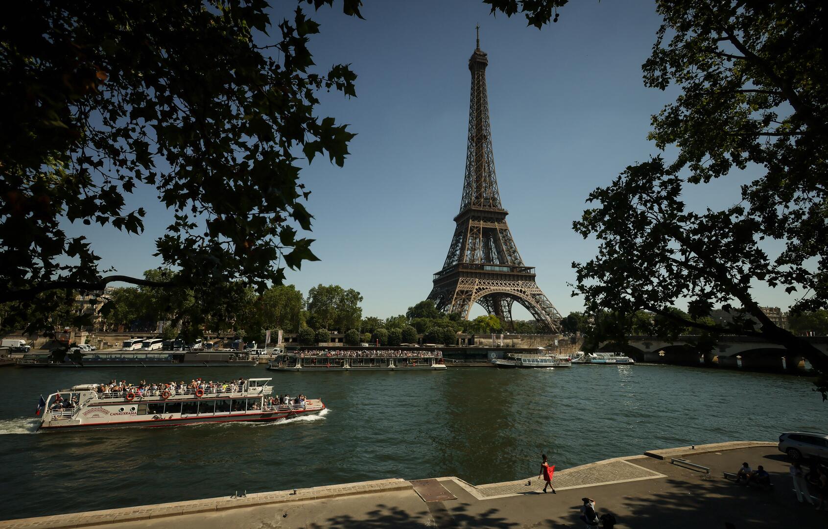Parisienses desafiam proibição de nadar para se refrescarem enquanto calor recorde atinge a Europa